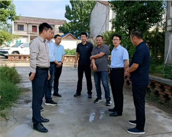 區委書記朱龍帶案下訪